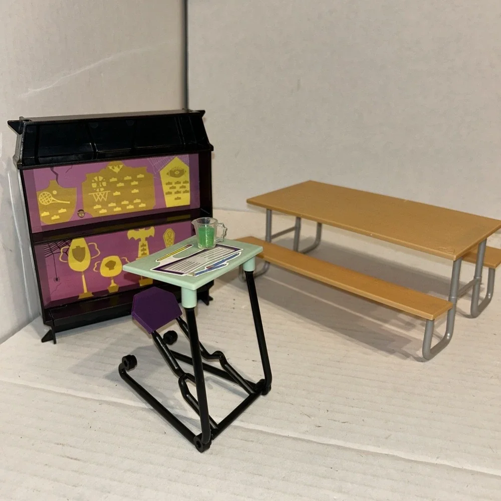 MONSTER HIGH DOLL - HIGH SCHOOL PLAY SET CAFETERIA TABLE, Shelf, & Desk Parts C2